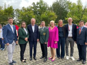 von Links: Timo Kruckemeyer, Präsident Gehörlosen-Sportverband Niedersachen Katrin Göllinger, Landesdamenleiterin NSSV Stephan Weil, Ministerpräsident Niedersachsen  Stefan Kiesewetter, NSSV-Präsident Susanne Blasberg-Bense, Sportdezernentin Stadt Hannover Katharina Pape, Präsidentin Deutscher Gehörlosen-Sportverband Marco Baron, Leiter Organisationskommittee Ingo Schweinsberg, Sportdirektor ICSD